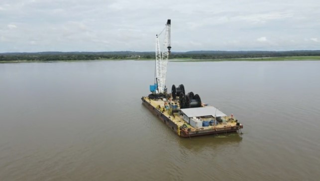 Balsa realiza o lançamento do cabo no leito do Rio Tapajós (Foto: Reprodução/TV Tapajoara/SBT)